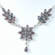 EXQUISITE WINE RED GARNET CABOCHON FLORAL NECKLACE